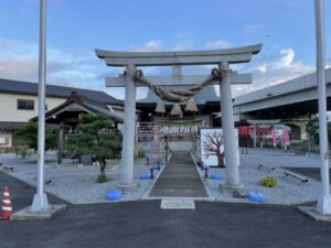 神社の鳥居と境内の風景