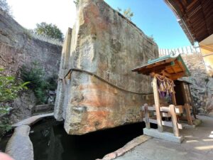 神社　岩