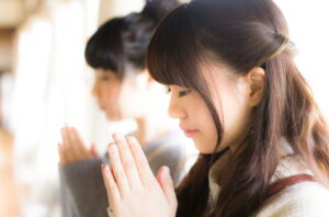 手を打つ参拝者