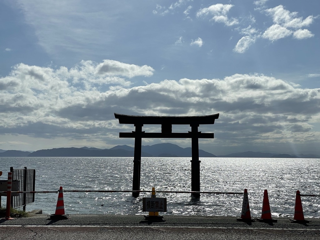 海に立つ鳥居（白鬚神社）