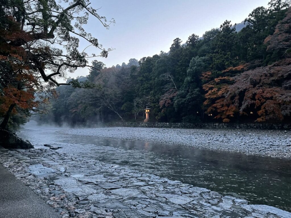 伊勢神宮の境内を流れる五十鈴川。朝の静寂の中に、祈りの気配が満ちている