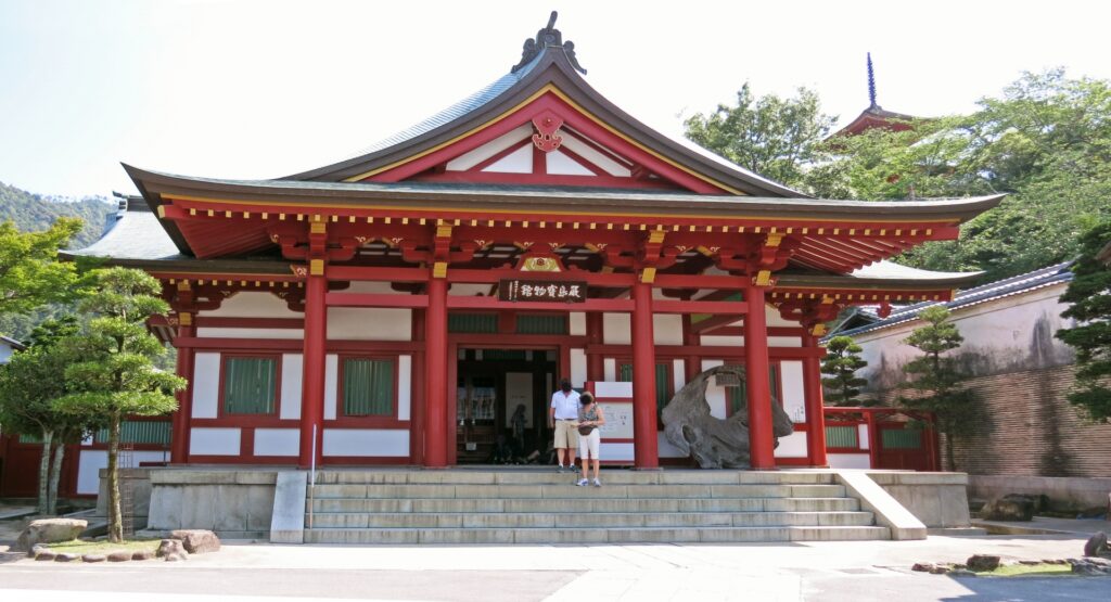厳島神社の宝物館