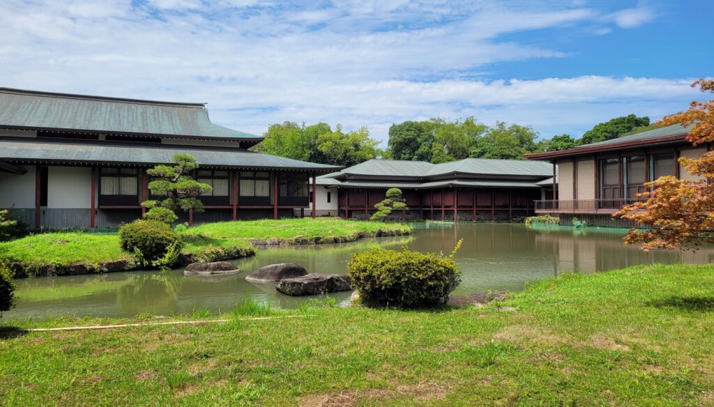 宇佐神宮参集殿と宝物館