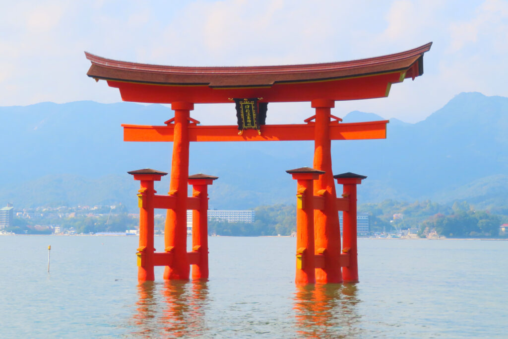 海に浮かぶ大鳥居
