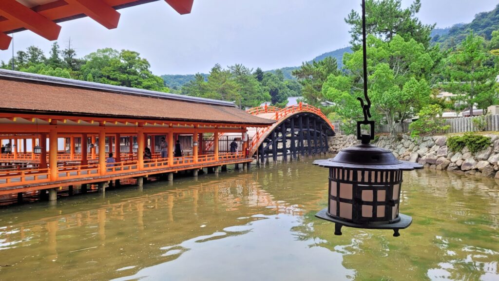 厳島神社回廊と反橋