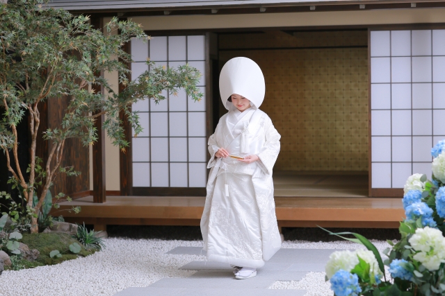 白無垢と綿帽子をまとった花嫁のシルエット