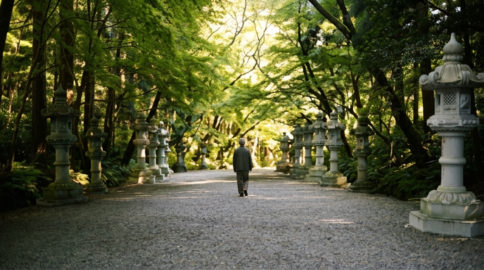 杉並木の参道を歩む人影
