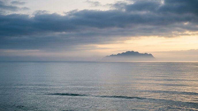 夜明けの玄界灘に浮かぶ島影と海の道