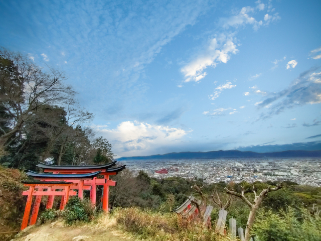 夕暮れの光に染まる、稲荷山の四ツ辻から見渡す京都の街並み