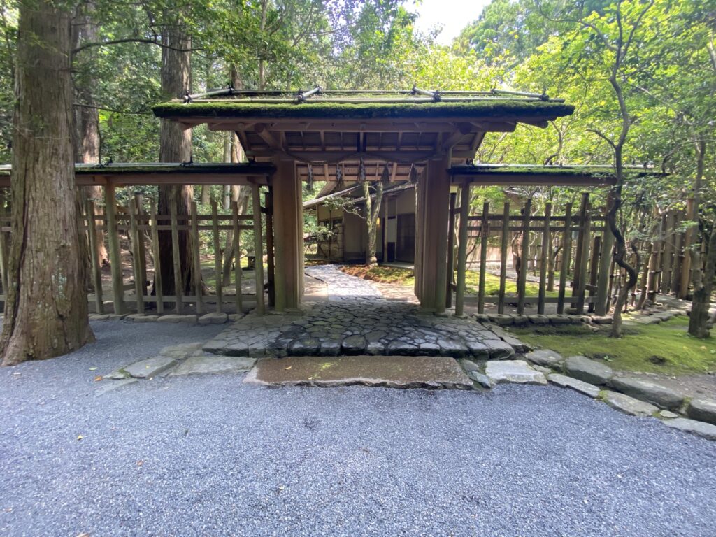 深い木々に囲まれた境内にたたずむ、静けさのある茶室の外観